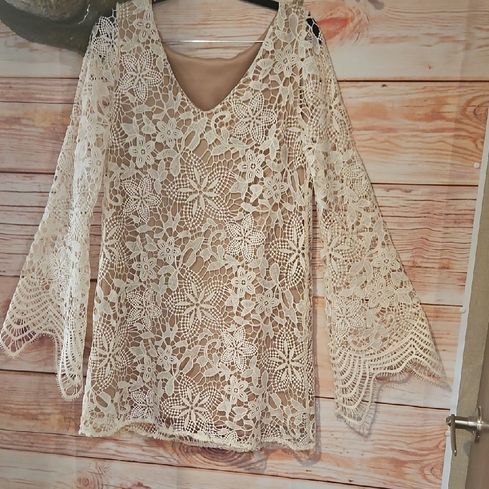 NWOT Beautifull Lace, Lined, Bell Sleeve Party Dress! Size LARGE